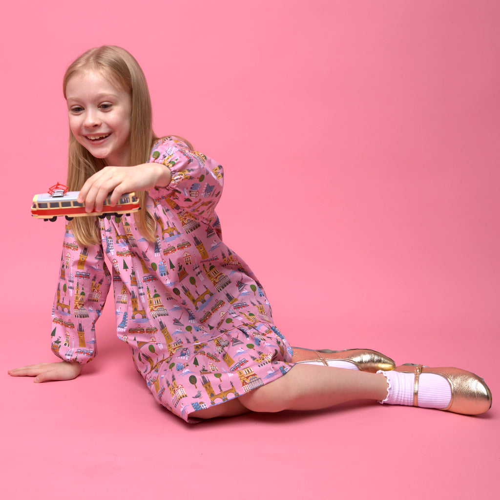 Cotton girls' dress Jana with Prague pattern, perfect for casual wear. Dívčí bavlněné šaty Jana  s  vzorem Praha, ideální na každodenní nošení