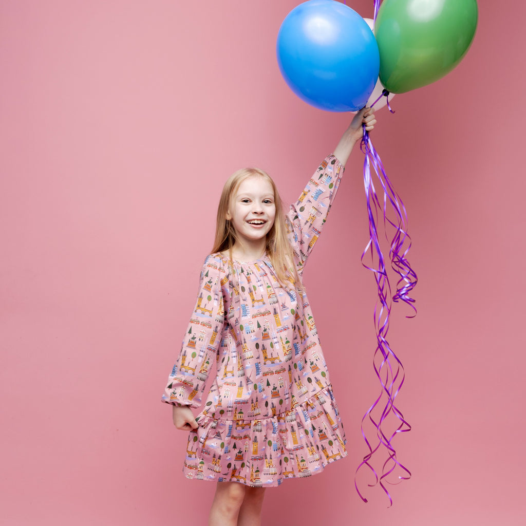 Cotton girls' dress Bella with Prague pattern, perfect for casual wear. Dívčí bavlněné šaty Bella s  vzorem Praha, ideální na každodenní nošení