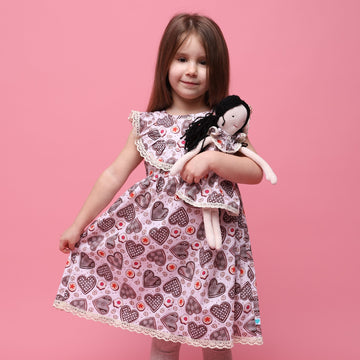 Girls' cotton dress Ginger, inspired by Czech gingerbread patterns, perfect for Christmas. Dívčí bavlněné šaty Perníček, inspirované vzory českého perníku, ideální na Vánoce, vyrobené z vysoce kvalitních švýcarských látek.