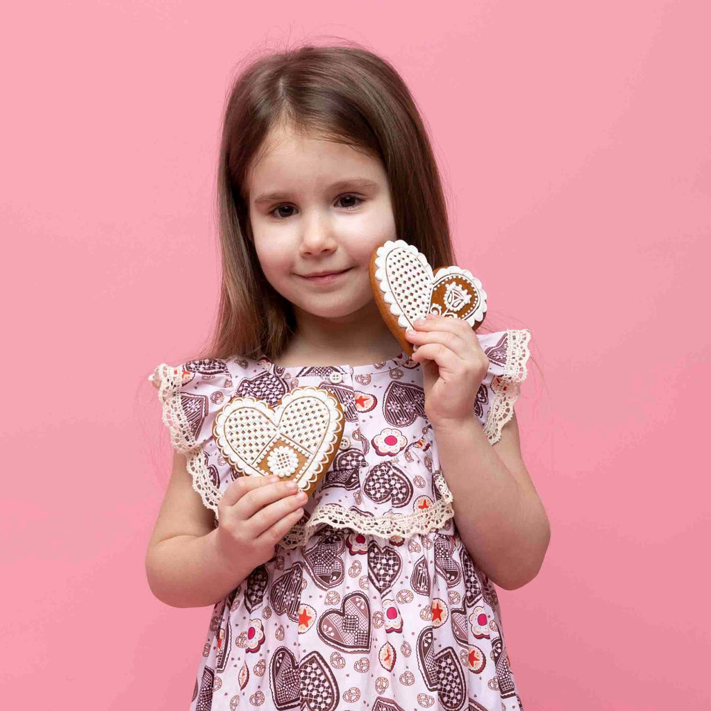 Girls' cotton dress Ginger, inspired by Czech gingerbread patterns, perfect for Christmas. Dívčí bavlněné šaty Perníček, inspirované vzory českého perníku, ideální na Vánoce, vyrobené z vysoce kvalitních švýcarských látek.