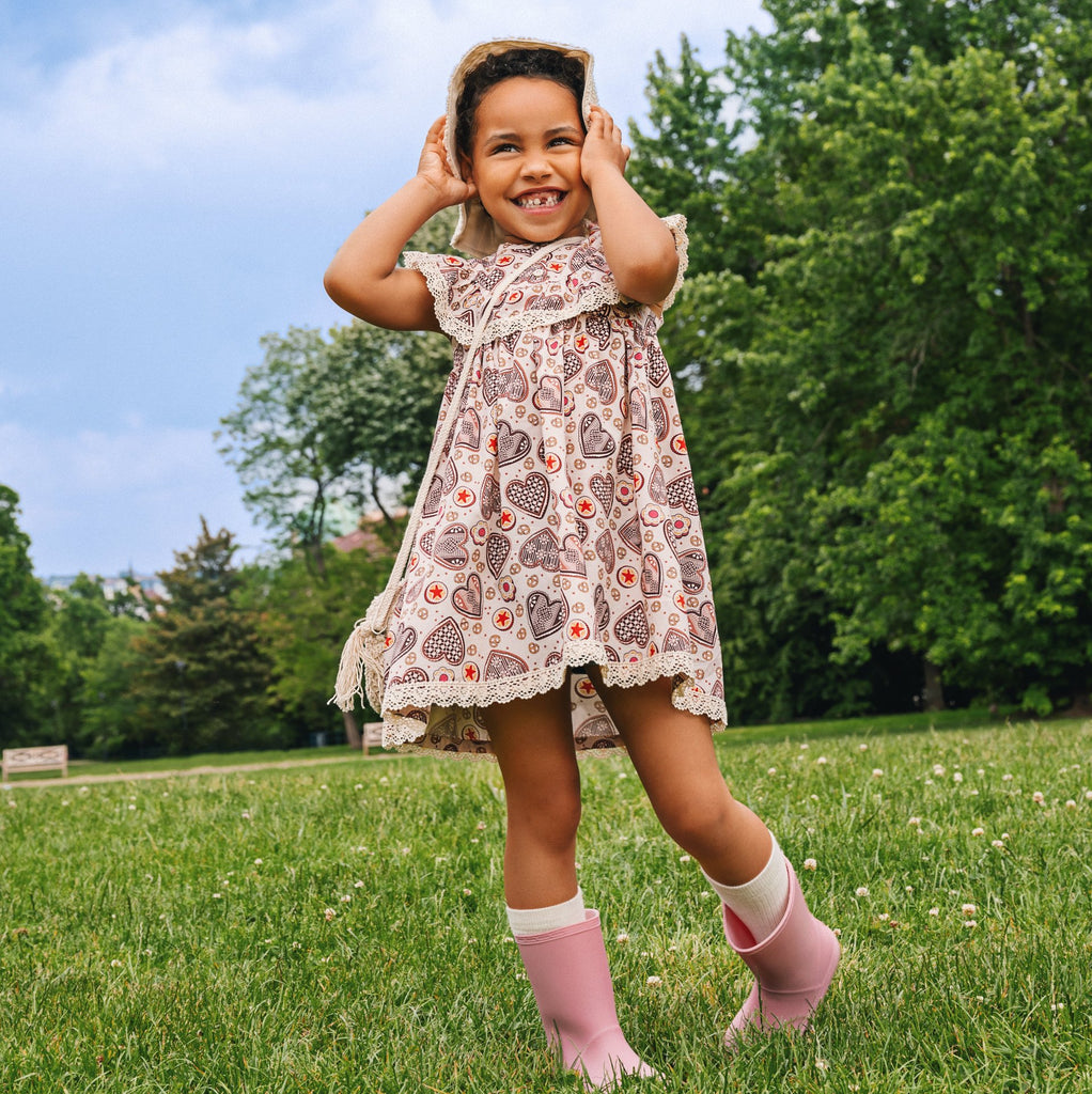 Girls' cotton dress Ginger, inspired by Czech gingerbread patterns, perfect for Christmas. Dívčí bavlněné šaty Perníček, inspirované vzory českého perníku, ideální na Vánoce, vyrobené z vysoce kvalitních švýcarských látek.