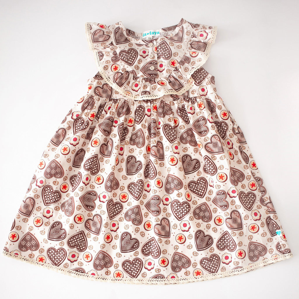 Girls' cotton dress Ginger, inspired by Czech gingerbread patterns, perfect for Christmas. Dívčí bavlněné šaty Perníček, inspirované vzory českého perníku, ideální na Vánoce, vyrobené z vysoce kvalitních švýcarských látek.