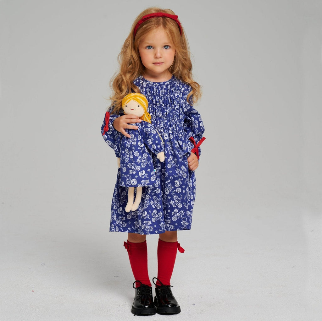 Girls' cotton dress Klara inspired by Czech modrotisk (blueprint) patterns, celebrating Czech heritage and perfect for special occasions.
Dívčí bavlněné šaty Klara inspirované českým modrotiskem, oslavující české dědictví, ideální na speciální příležitosti.