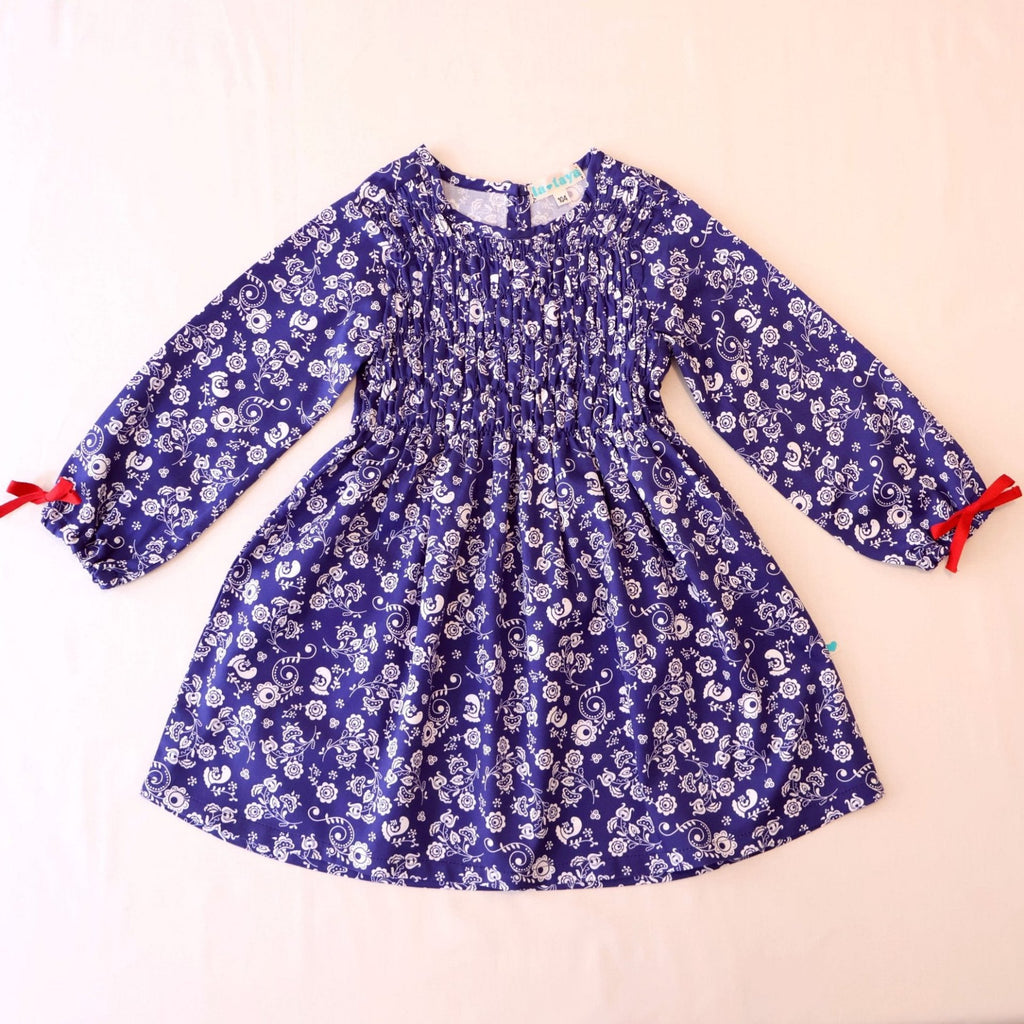 Girls' cotton dress Klara inspired by Czech modrotisk (blueprint) patterns, celebrating Czech heritage and perfect for special occasions.
Dívčí bavlněné šaty Klara inspirované českým modrotiskem, oslavující české dědictví, ideální na speciální příležitosti.