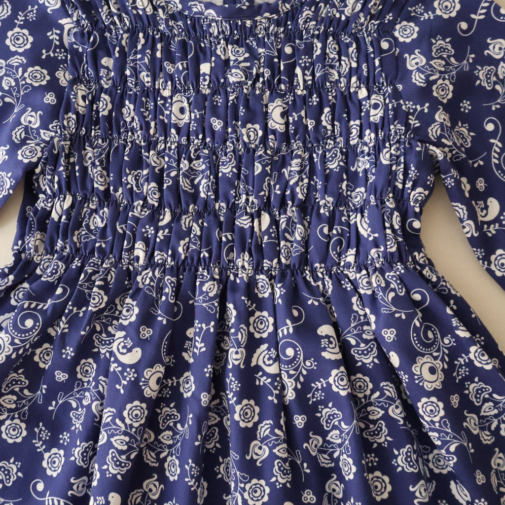 Girls' cotton dress Klara inspired by Czech modrotisk (blueprint) patterns, celebrating Czech heritage and perfect for special occasions.
Dívčí bavlněné šaty Klara inspirované českým modrotiskem, oslavující české dědictví, ideální na speciální příležitosti.