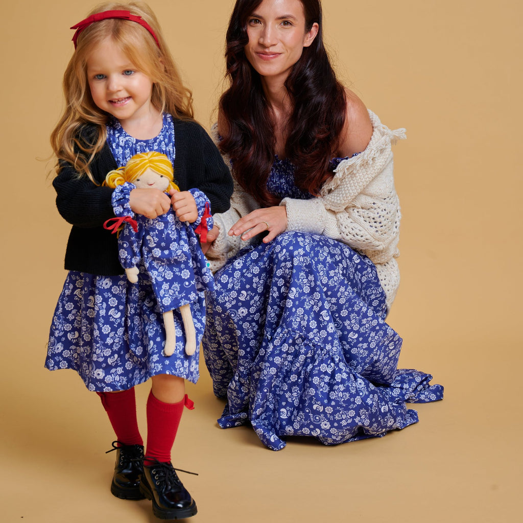 Girls' cotton dress Klara inspired by Czech modrotisk (blueprint) patterns, celebrating Czech heritage and perfect for special occasions.
Dívčí bavlněné šaty Klara inspirované českým modrotiskem, oslavující české dědictví, ideální na speciální příležitosti.