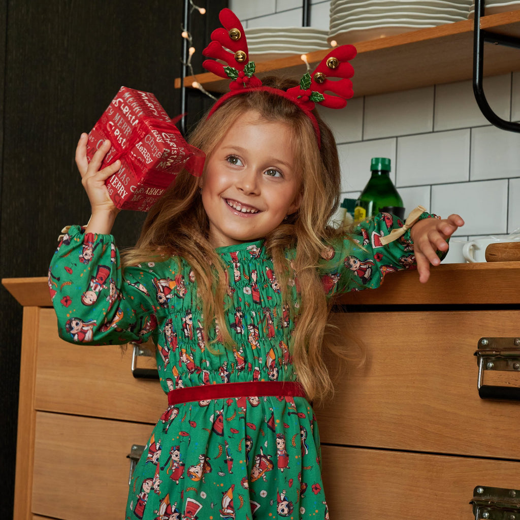 Girls' cotton dress Lesya with illustrations of national costumes, celebrating Eastern European culture and traditions, perfect for Christmas. Green. Dívčí bavlněné šaty Lesya s ilustracemi národních krojů, oslavující východoevropskou kulturu a tradice, ideální na Vánoce. Zelené.