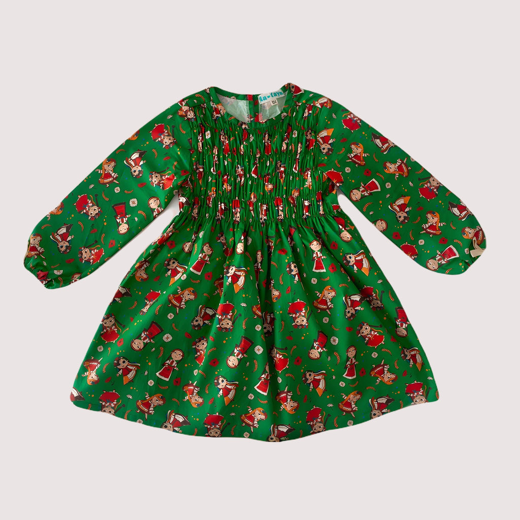 Girls' cotton dress Lesya with illustrations of national costumes, celebrating Eastern European culture and traditions, perfect for Christmas. Green. Dívčí bavlněné šaty Lesya s ilustracemi národních krojů, oslavující východoevropskou kulturu a tradice, ideální na Vánoce. Zelené.