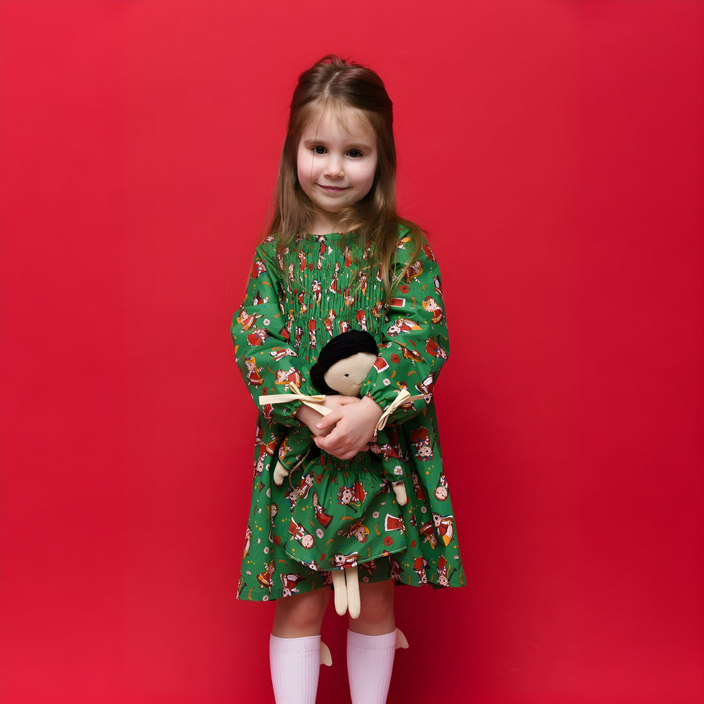 Girls' cotton dress Lesya with illustrations of national costumes, celebrating Eastern European culture and traditions, perfect for Christmas. Green. Dívčí bavlněné šaty Lesya s ilustracemi národních krojů, oslavující východoevropskou kulturu a tradice, ideální na Vánoce. Zelené.