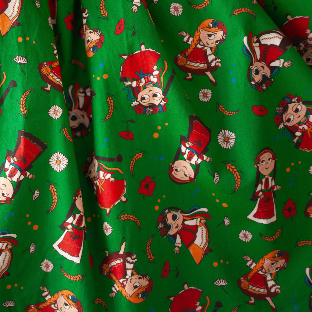 Girls' cotton dress Lesya with illustrations of national costumes, celebrating Eastern European culture and traditions, perfect for Christmas. Green. Dívčí bavlněné šaty Lesya s ilustracemi národních krojů, oslavující východoevropskou kulturu a tradice, ideální na Vánoce. Zelené.