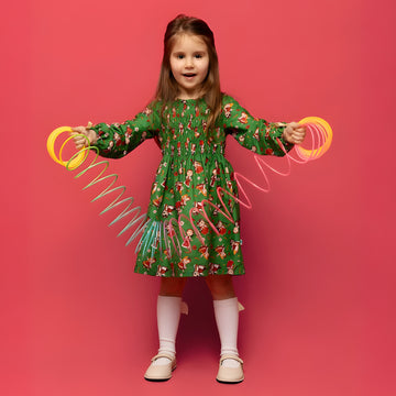 Girls' cotton dress Lesya with illustrations of national costumes, celebrating Eastern European culture and traditions, perfect for Christmas. Green. Dívčí bavlněné šaty Lesya s ilustracemi národních krojů, oslavující východoevropskou kulturu a tradice, ideální na Vánoce. Zelené.