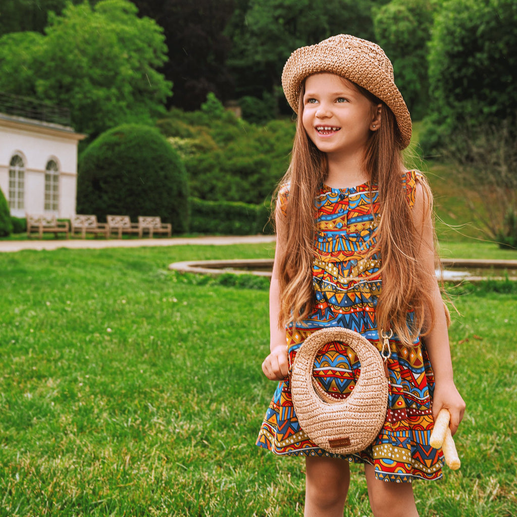 Girls' cotton dress Wenzi inspired by African patterns, celebrating cultural heritage with vibrant designs.
Dívčí bavlněné šaty Wenzi inspirované africkými vzory, oslavující kulturní dědictví s pestrými motivy.