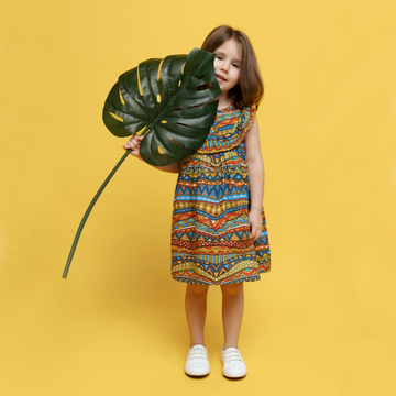 Girls' cotton dress Wenzi inspired by African patterns, celebrating cultural heritage with vibrant designs.
Dívčí bavlněné šaty Wenzi inspirované africkými vzory, oslavující kulturní dědictví s pestrými motivy.