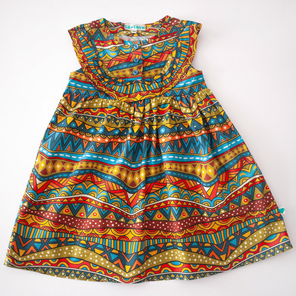 Girls' cotton dress Wenzi inspired by African patterns, celebrating cultural heritage with vibrant designs.
Dívčí bavlněné šaty Wenzi inspirované africkými vzory, oslavující kulturní dědictví s pestrými motivy.