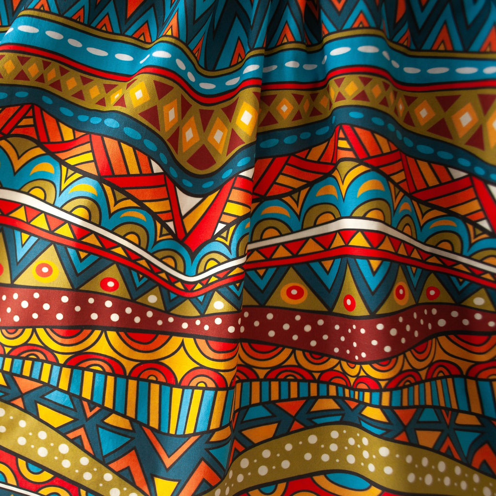 Girls' cotton dress Wenzi inspired by African patterns, celebrating cultural heritage with vibrant designs.
Dívčí bavlněné šaty Wenzi inspirované africkými vzory, oslavující kulturní dědictví s pestrými motivy.