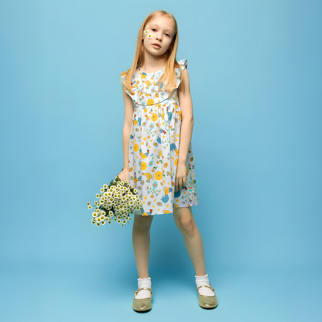 Girls' cotton dress Xenia with traditional Eastern European rooster and chick design, symbolizing prosperity and cultural heritage.
Dívčí bavlněné šaty Ksenia s tradičními východoevropskými motivy kohouta a kuřátek, symbolizujícími prosperitu a kulturní dědictví.