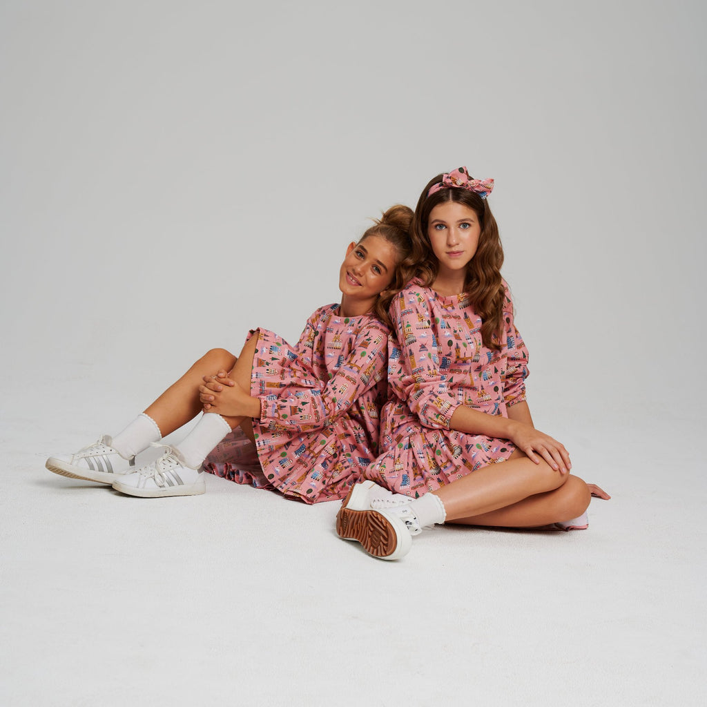 Cotton girls' dress Bella with Prague pattern, perfect for casual wear. Dívčí bavlněné šaty Bella s  vzorem Praha, ideální na každodenní nošení