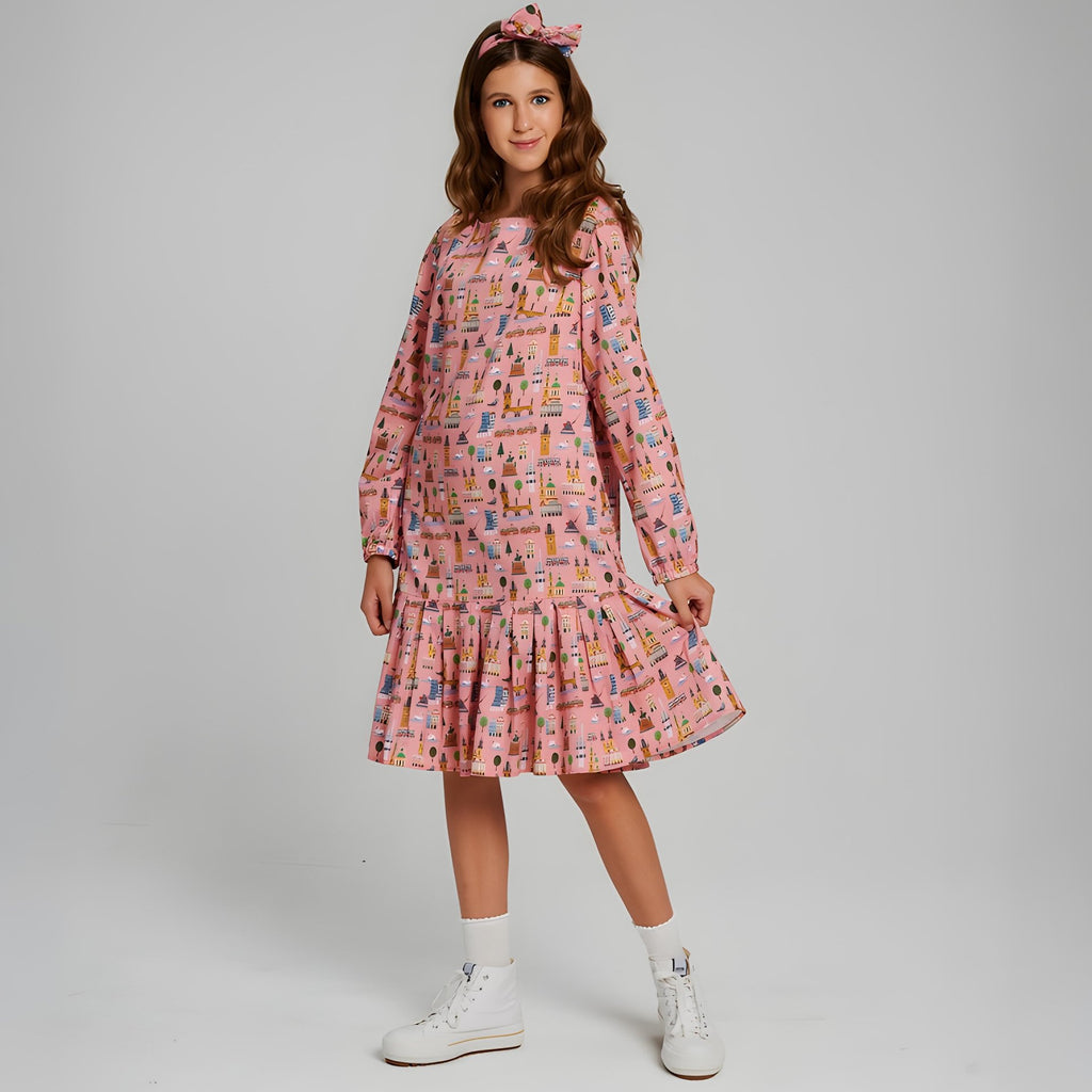 Cotton girls' dress Bella with Prague pattern, perfect for casual wear. Dívčí bavlněné šaty Bella s  vzorem Praha, ideální na každodenní nošení