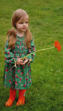 Girls' cotton dress Lesya with illustrations of national costumes, celebrating Eastern European culture and traditions, perfect for Christmas. Green. Dívčí bavlněné šaty Lesya s ilustracemi národních krojů, oslavující východoevropskou kulturu a tradice, ideální na Vánoce. Zelené.